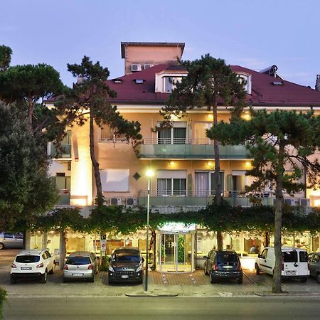 Hotel Mimosa Lignano Sabbiadoro Bagian luar foto