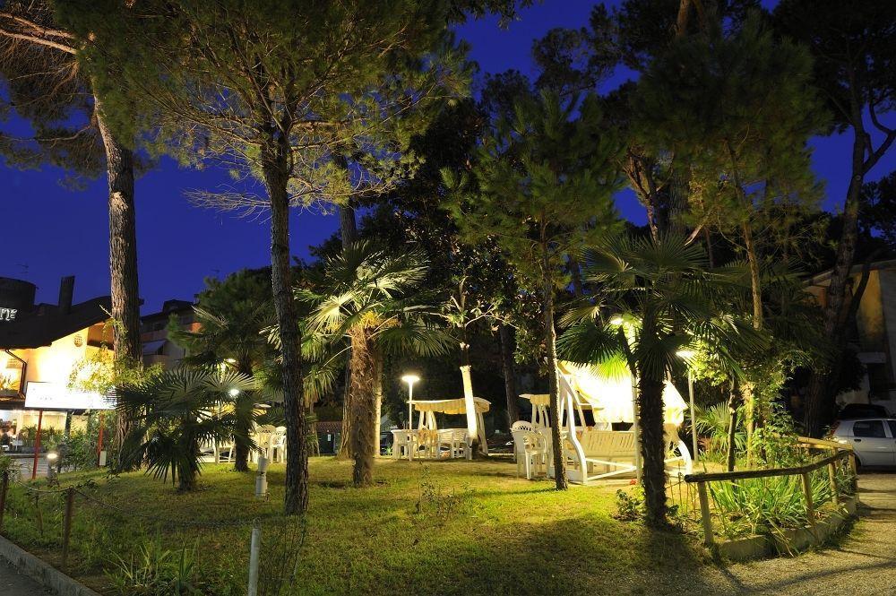 Hotel Mimosa Lignano Sabbiadoro Bagian luar foto