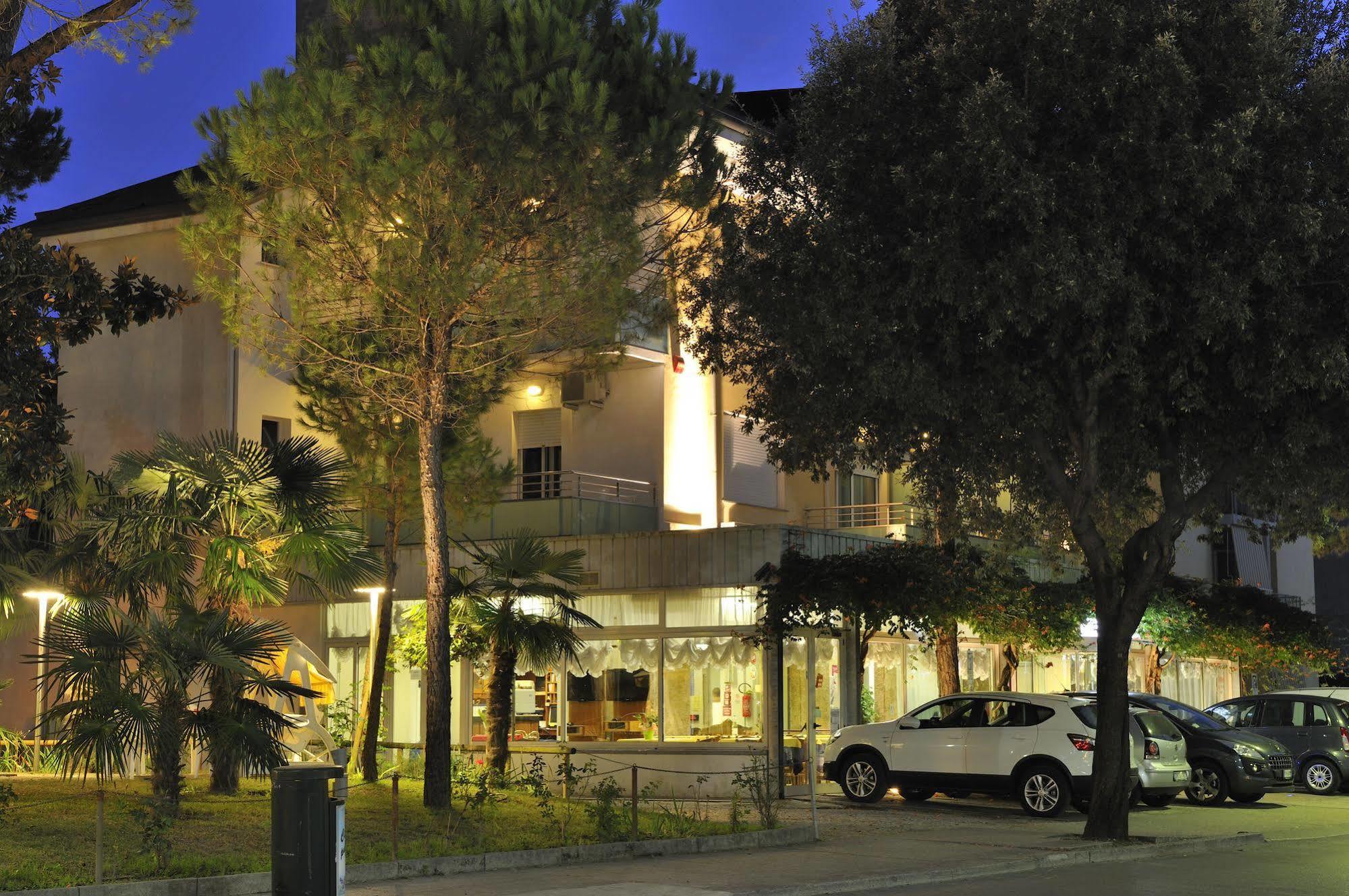 Hotel Mimosa Lignano Sabbiadoro Bagian luar foto