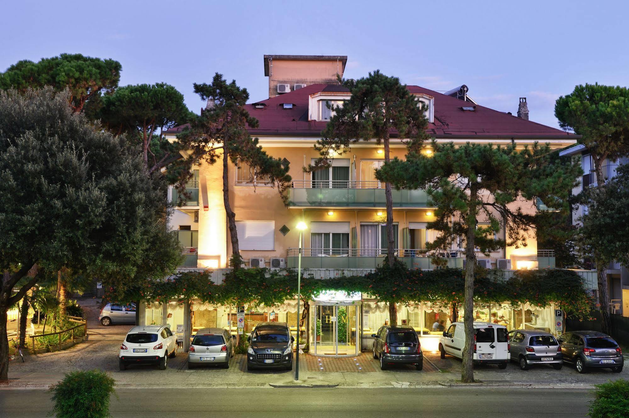 Hotel Mimosa Lignano Sabbiadoro Bagian luar foto